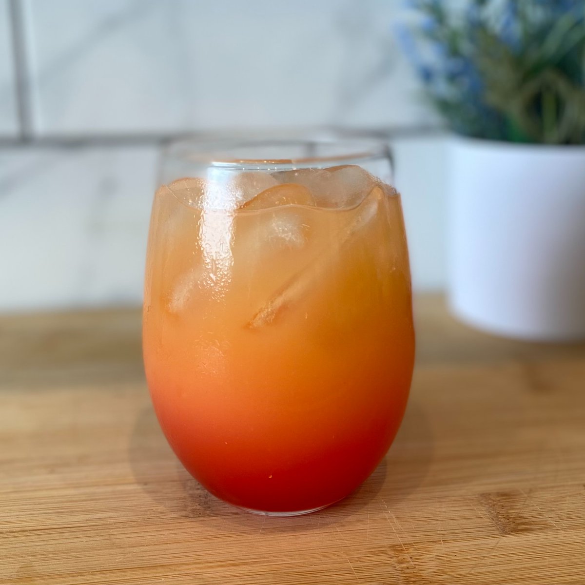 This Sunrise Sparkler refreshment is the perfect way to sweeten up your summer! ☀️

Made with Sprite, orange juice, and then slowly topped off with grenadine, this three-ingredient mocktail is a fan favorite over here 🍹 🤩