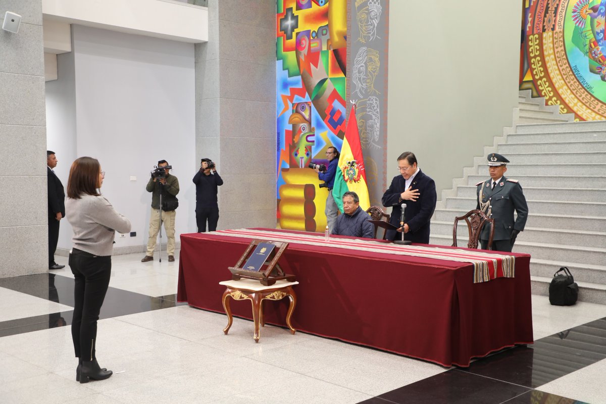 El Presidente del Estado Plurinacional de Bolivia, <a href="/LuchoXBolivia/">Luis Alberto Arce Catacora (Lucho Arce)</a> , en compañía del Vicepresidente, Jilata <a href="/LaramaDavid/">David Choquehuanca</a> , llevó a cabo la posesión de la abogada Jessica Saravia como nueva Ministra de Justicia y Transparencia Institucional.
facebook.com/share/p/15bX3W…