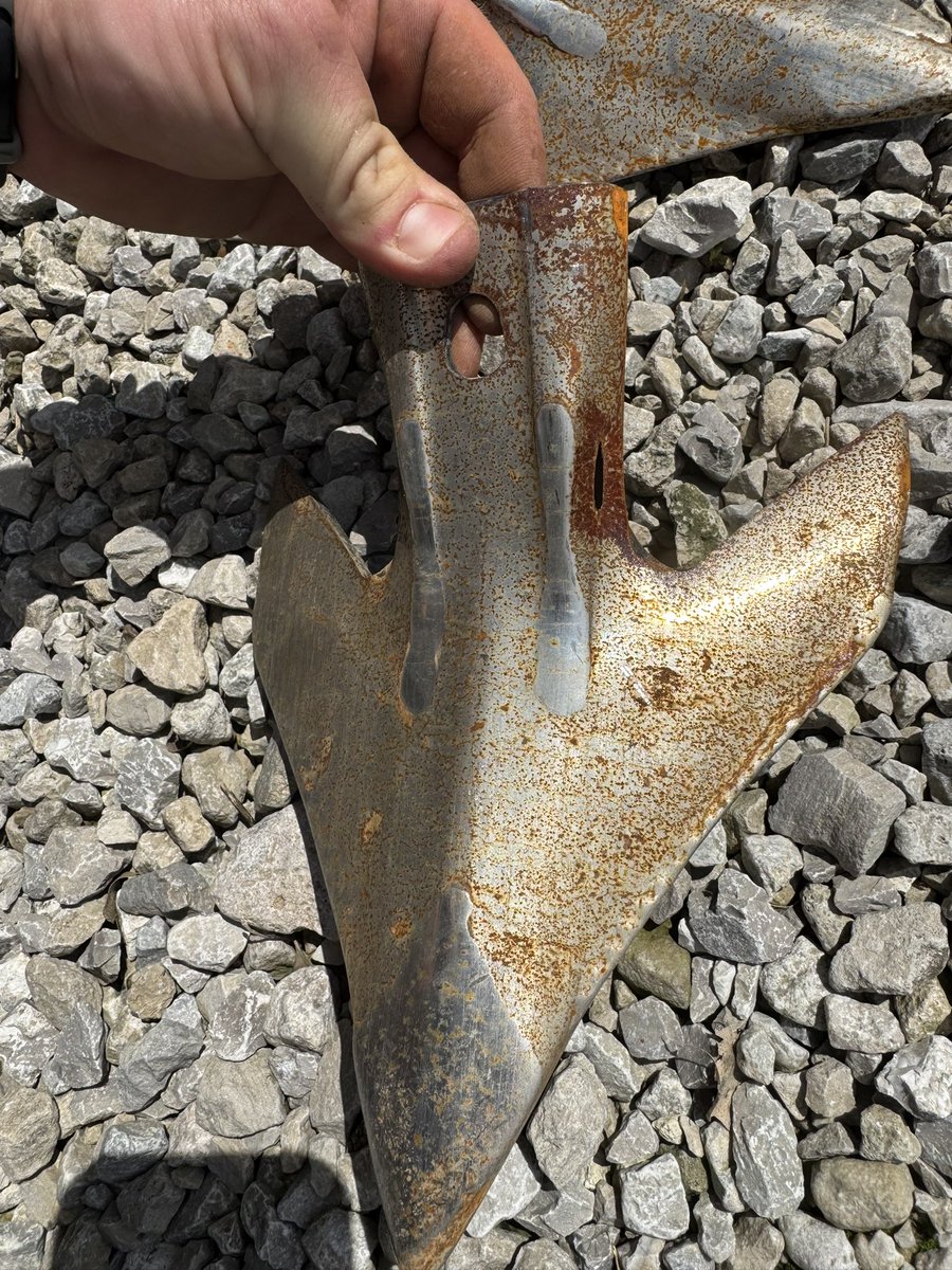 Anyone ran Deere’s new high wear sweep? We have ran Nichols sweeps for years. Even these high wear ones and we have gotten along great but these last ones must be a bad batch. Anyone else seen this?