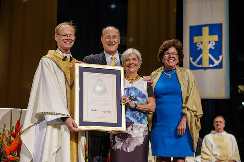 Notre Dame News (@nd_news) on Twitter photo Carmi and Chris Murphy were presented with the 2025 Rev. Edward Frederick Sorin, C.S.C., Award at the <a href="/NDAlumni/">Notre Dame Alumni</a> Association’s reunion celebration: go.nd.edu/6025de
“Chris and Carmi Murphy are the embodiment of what it means to be loyal sons and daughters of Notre Dame." Carmi and Chris Murphy were presented with the 2025 Rev. Edward Frederick Sorin, C.S.C., Award at the <a href="/NDAlumni/">Notre Dame Alumni</a> Association’s reunion celebration: go.nd.edu/6025de
“Chris and Carmi Murphy are the embodiment of what it means to be loyal sons and daughters of Notre Dame."