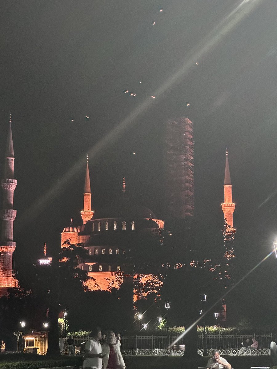 Султон Аҳмад масжиди, айниқса, кечаси чиройлироқ кўринаркан. Айниқса тепасида гир айланаётган қушлар билан