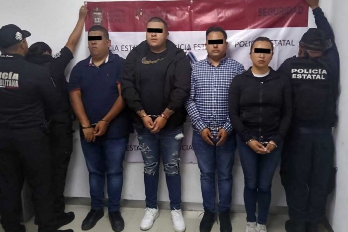 🚨 Detienen a cuatro por secuestro en Ecatepec; una sería agente de la FGJEM

Policías estatales y municipales detuvieron a tres hombres y una mujer señalados por privar de la libertad a una familia durante 6 horas.

🔸 Les exigieron dinero y les robaron 50 mil pesos
🔸 Una de