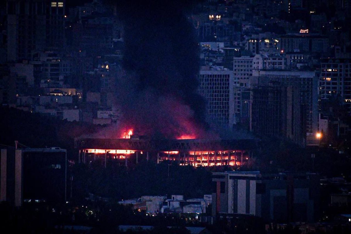 Sandhedens time ✊

Israel har i aften bombet regimets propagandakanal i Teheran, og symbolikken er værdifuld. Israel river regimets maske af - løgne, som præstestyret har tvunget på det iranske folk i 46 år. 

En sejr, der bringer os et skridt tættere på frihed for kvinder og