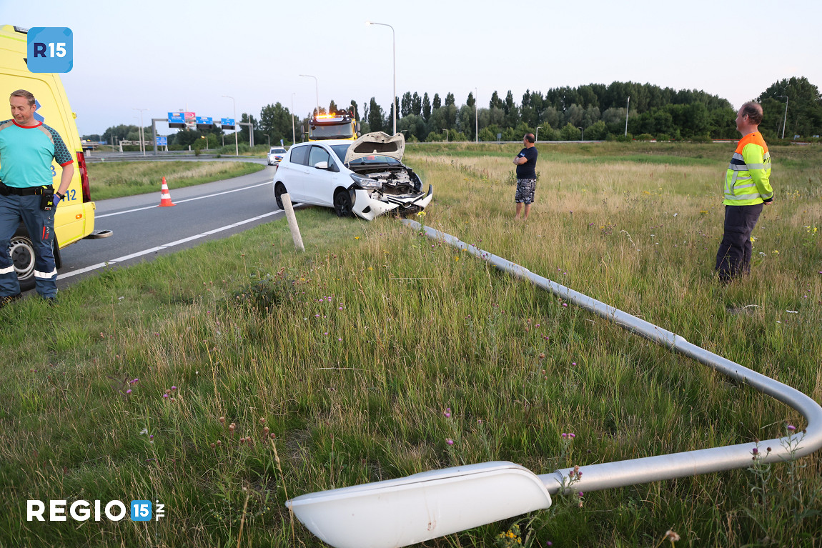 Auto botst frontaal tegen lantaarnpaal bij de oprit vanaf de Laan van Delfvliet in Den Haag naar de A4 richting Amsterdam regio15.nl/nieuws/ongeval…