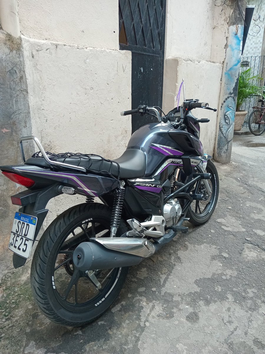 salomao270's tweet photo. Moto furtada ontem dia 15/06 no estacionamento de rua da praia do Leme. Deixei a moto lá as 14h. Quando foi 17h não estava mais
A moto estava exatamente como ela tá na primeira foto aí 
Placa: SRD3E25 
QUALQUER informação é válida favor entrar em contato: 21 97480-1992 https://t.co/K6cOK8fXbZ