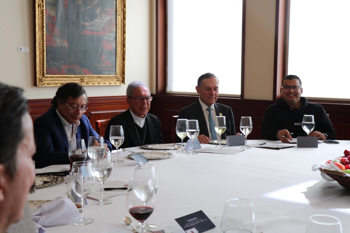 #AEstaHora | El Presidente @PetroGustavo participa del encuentro liderado por el cardenal Luis José Rueda, y junto a los presidentes de las ramas judicial y legislativa, del Consejo y de otras altas autoridades del Estado, suscribirán un acuerdo contra la violencia y por el