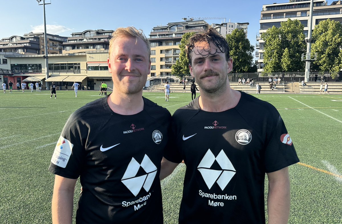 POENGDELING MOT REKRUTTLAGET TIL ODD ⚽️😊

Loket skapte mest før pause, medan gjestane skapte mest etter pause, men mål vart det ikkje på ein særs varm sommarkveld på Frogner Stadion.

Biletet: Stopparduoen Mads Sveindal og Jørgen Myhre happy med smultring bakover mot Odd 2.
