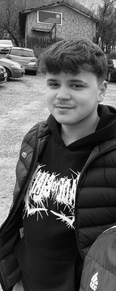 Bir anne evladının mezar taşına sarıldığında anlar hayatın ne kadar acımasız olduğunu. Ben oğlumu kara toprağa değil, karanlık bir haksızlığa verdim. Gözüm mahkeme kapılarında, dilim adalet diye haykırmakta.
#alimardiniçinadalet
#alii̇cinyasdegiladalet 
#alihep19yaşında
#savaş