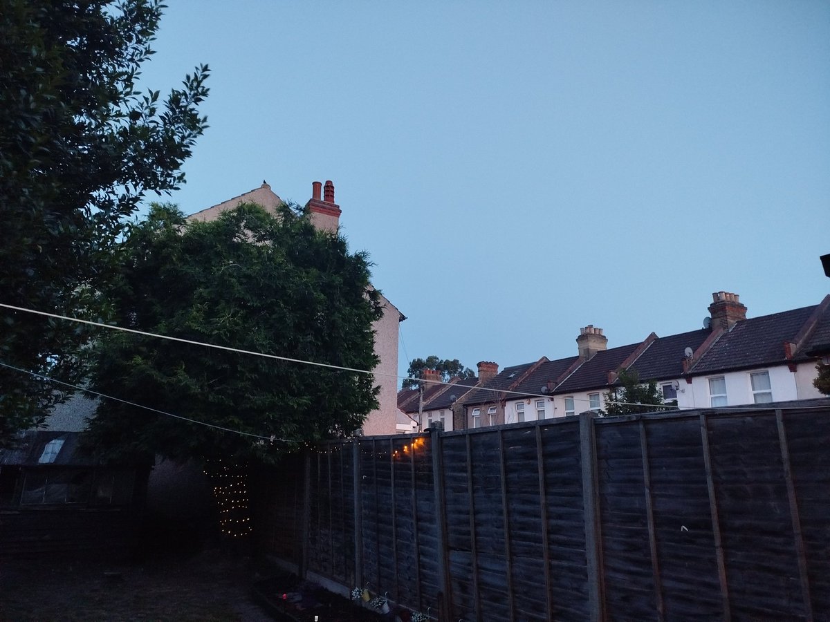 annuskaodena's tweet photo. Son les 22:00h a Londres. Claror de dia. 
#Estiu #UKSummer #Claror #Daylight 💙 https://t.co/UctCkOpOpj