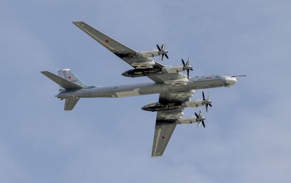 SilentlySirs's tweet photo. 🚨BREAKING:
Russian strategic bombers Tu-95MS have taken off, carrying dozens of missiles. https://t.co/30a22yiCmY
