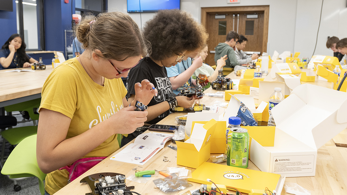 NDengineering's tweet image. 🚀 Last week, the Engineering Innovation Hub welcomed local high schoolers for a free, week-long Engineering Exploration Camp! 🏎️🏗️
From bridge builds to air cannons to RC cars &amp;amp; more, students tackled hands-on projects and explored how engineers think &amp;amp; create. 💡🔧