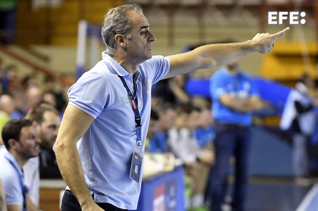 ❗️Rafa Guijosa, seleccionador iraní, busca salir del país a causa del conflicto bélico.

Pide ayuda a las autoridades españoles.

Según ha podido saber EFE, valora viajar por carretera (1.300 kilómetros) hasta la frontera con Turquía, o vía Dubái o Catar. Todo muy complicado.