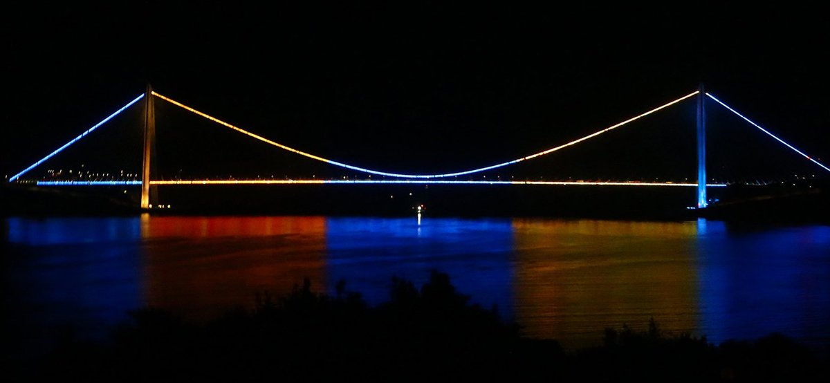 İstanbul'daki köprüler Fenerbahçe'nin EuroLeague şampiyonluğu nedeniyle sarı-lacivert renklerle ışıklandırıldı.