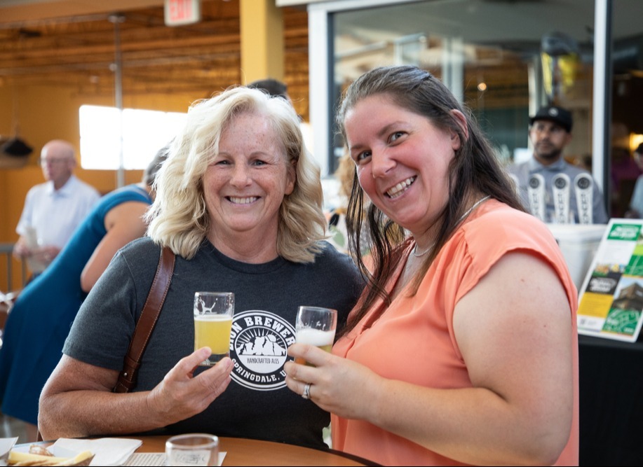 There’s still time! The Local Craft Beer Show is coming back June 19 at DLM Springboro with top Ohio brewers, beer brats, BBQ mac &amp; cheese, and more. Ticket includes food + drink samples🍻🥨🌭
Get your tickets today: hubs.li/Q03rMpCp0