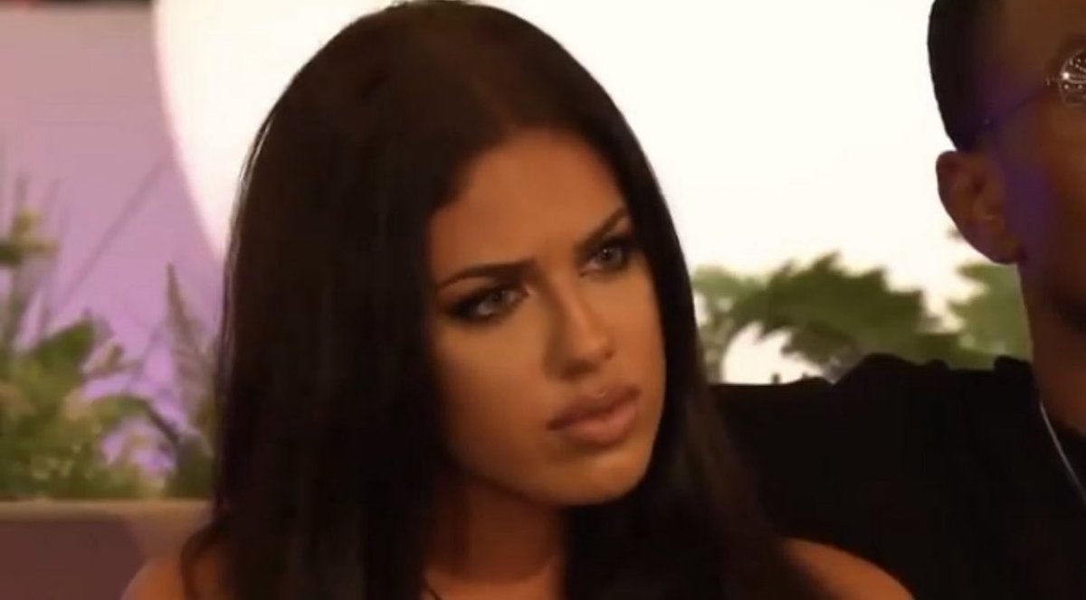 NunButFacts_'s tweet photo. Malisha this is the hair for u, why did u have that slick back #LoveIsland https://t.co/8WLLfwQPlf