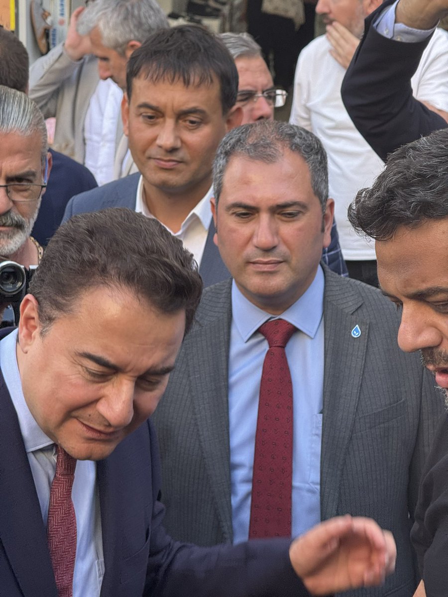 Bugün Genel Başkanımız Sayın <a href="/alibabacan/">Ali Babacan</a> ile Eskişehir sokaklarındaydık. 

Bir dokunduk, bin ah işittik. Esnafı, işçisi, emeklisi, öğrencisi…

Adalete, hukuka dair umutları tükenmiş, demokrasiye dair inançları azalmış insanlarımıza;

Saraylarında oturup dışarı çıkmayanlara inat,