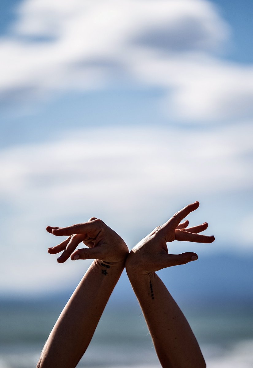 Unas manos que anuncian verano...

<a href="/sarabaras/">Sara Baras</a> dibujando palomas en el mar.