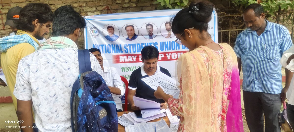 RamizRajaNsuiPu's tweet image. पटना विश्वविद्यालय में नए सत्र के लिए स्नातक में नामांकन की प्रक्रिया पहली कट ऑफ लिस्ट खत्म हो गई है!

आज तीसरे दिन पटना सायंस कॉलेज में #NSUI द्वारा #Help_Desk के माध्यम से नामांकन हेतु आए छात्र-छात्राओं की मदद की गई।
@kanhaiyakumar @varunchoudhary2 @KumarAshishINC