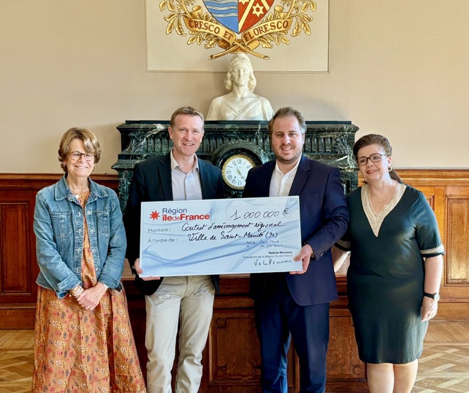 ✍🏻 Monsieur le Maire, <a href="/JulienWeil/">Julien Weil</a> avec <a href="/JPDugoinClement/">J-P Dugoin-Clément</a> pour la signature du Contrat d’Aménagement Régional entre <a href="/saintmande/">Ville de Saint-Mandé</a> et <a href="/iledefrance/">Région Île-de-France</a>.

➡️ Grâce au soutien de <a href="/vpecresse/">Valérie Pécresse</a>, 1 000 000 € sont investis pour la réhabilitation du Centre Pierre Grach et de la Médiathèque !