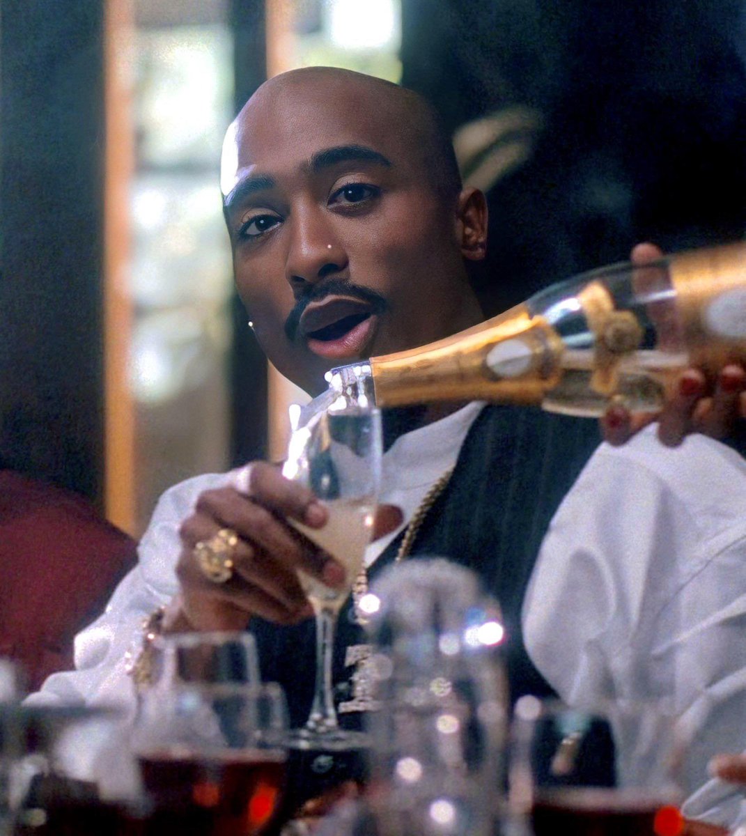 RapHubDaily's tweet image. Happy Birthday to 2Pac. He would've turned 54 today
