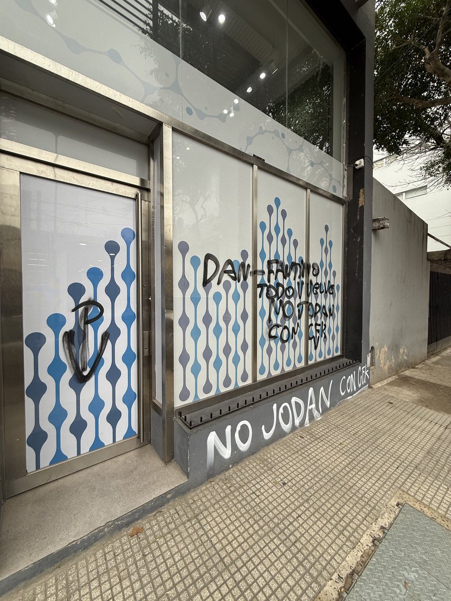 La ligaba Dan de rebote en Neura ajajjaja que desastre Jorge Macri no desalojando a los mandriles.

Te imaginas lo que va a ser la puteada más tranquila de tronco a la conchuda de Cristina ahora no?