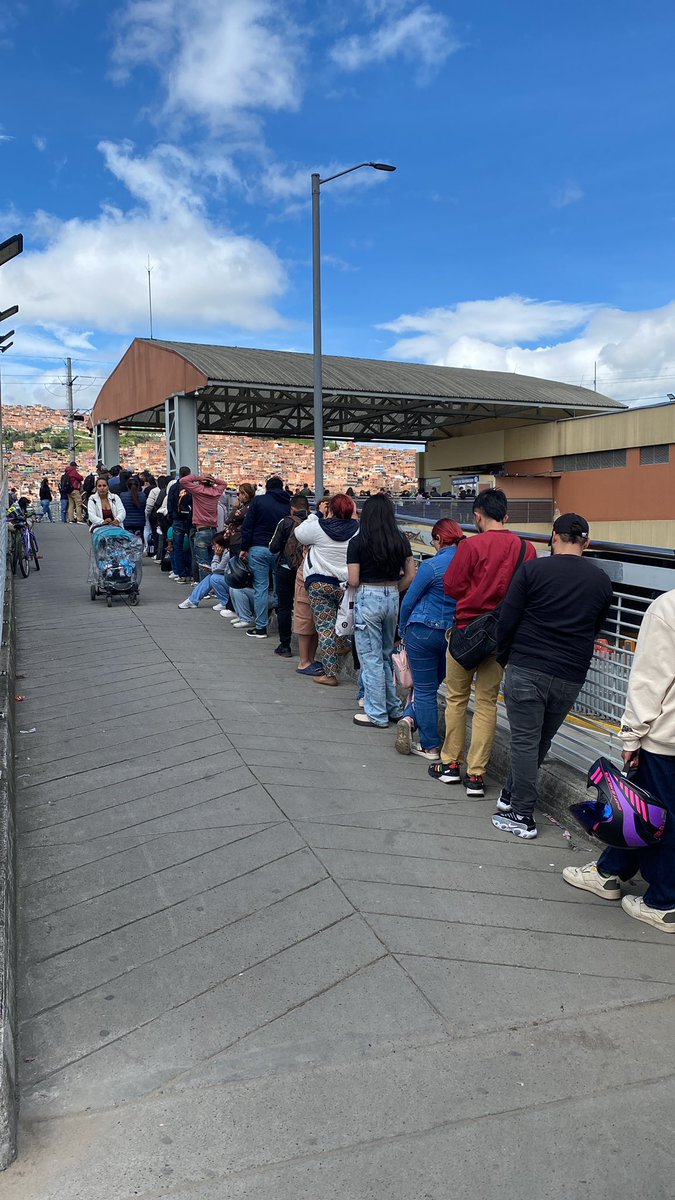 Pipe_Fula's tweet photo. @SectorSalud @MinSaludCol más de 4 horas haciendo fila en Terminal del Sur #Bogotá para vacuna contra Fiebre Amarilla; no hay logística adecuada, sólo dos personas atendiendo el punto y dicen que sólo hay 100 vacunas para hoy. Cuando llegué habían unas 400 personas. https://t.co/89M44EhBd0