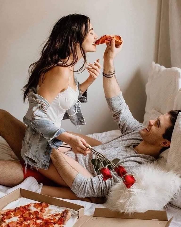الرجل لايعشق المرأة الأجمل... 
هو يعشق المرأة التى تعطيه شعور أجمل