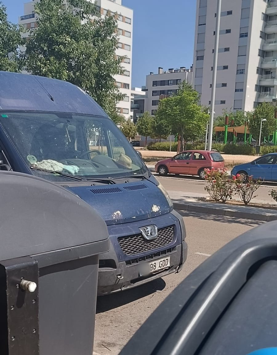 hug0nES's tweet photo. Me dicen por el pinganillo, que hay un fregoneto que se dedica a abrir bolsas y dejar parte del contenido fuera en #ElCañaveral.

Como no tenemos suficiente con los 🐷 locales... https://t.co/xu6UL9PTd3