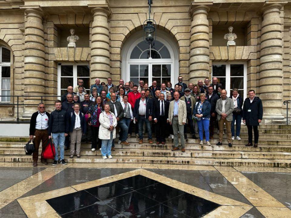 Au #Sénat avec les agriculteurs du Sea Val d’Authie. La convivialité était au rendez-vous de cette magnifique journée du jeudi 4 juin en compagnie de M. Loïc LAMBERTYN, des fidèles agriculteurs et éleveurs samariens, et Matthieu Beauvarlet, mon collaborateur.