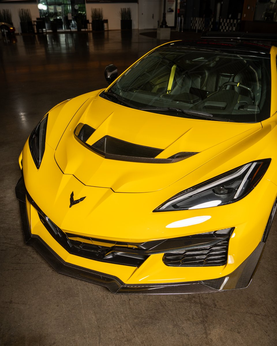 corvettemuseum's tweet image. History was made this morning in Bowling Green, KY, as the National Corvette Museum delivered its first 2025 Corvette ZR1 through R8C Museum Delivery. From the manufacturing line to the red carpet, this ZR1 represents the pinnacle of Corvette engineering and design. Every R8C…