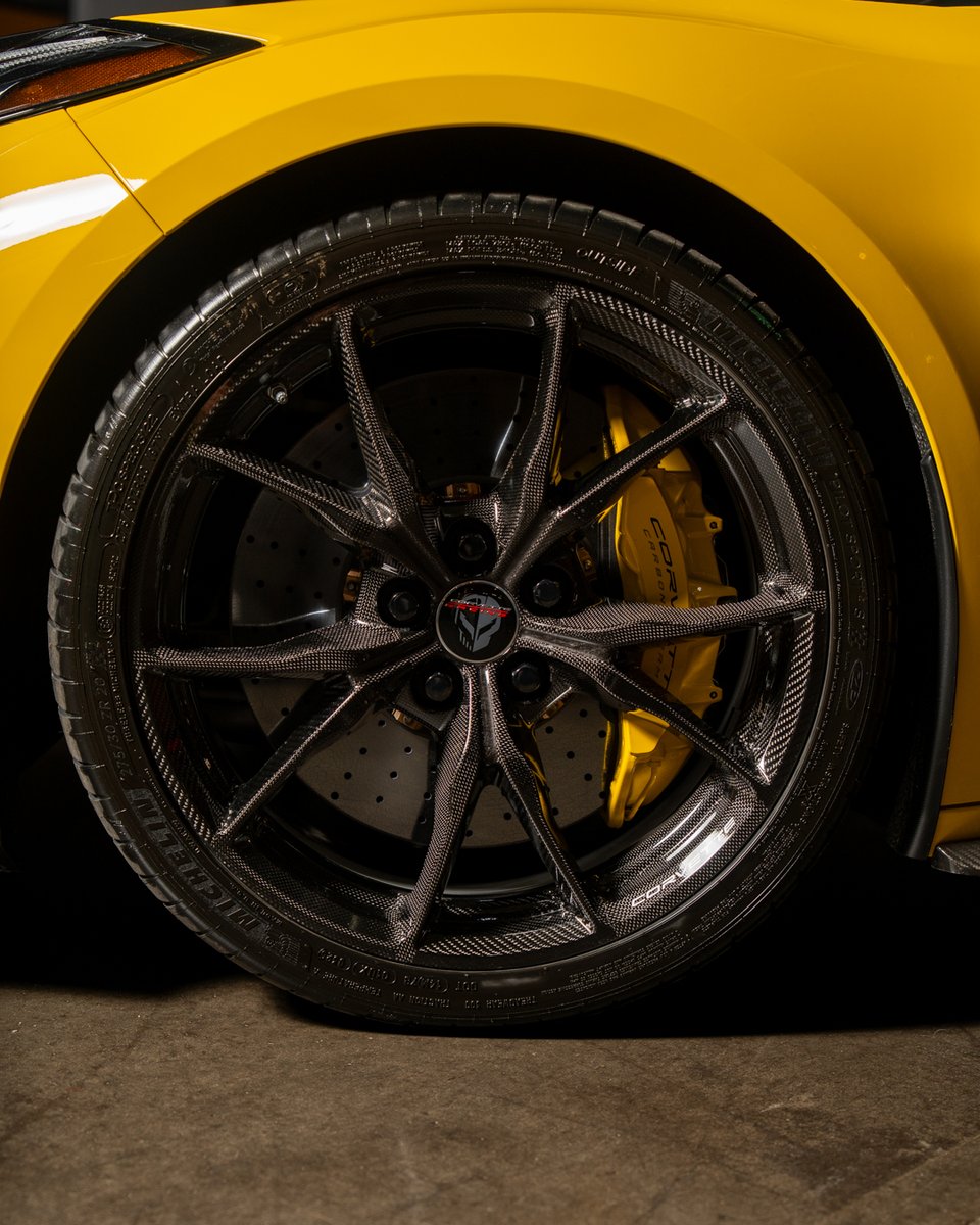 corvettemuseum's tweet image. History was made this morning in Bowling Green, KY, as the National Corvette Museum delivered its first 2025 Corvette ZR1 through R8C Museum Delivery. From the manufacturing line to the red carpet, this ZR1 represents the pinnacle of Corvette engineering and design. Every R8C…