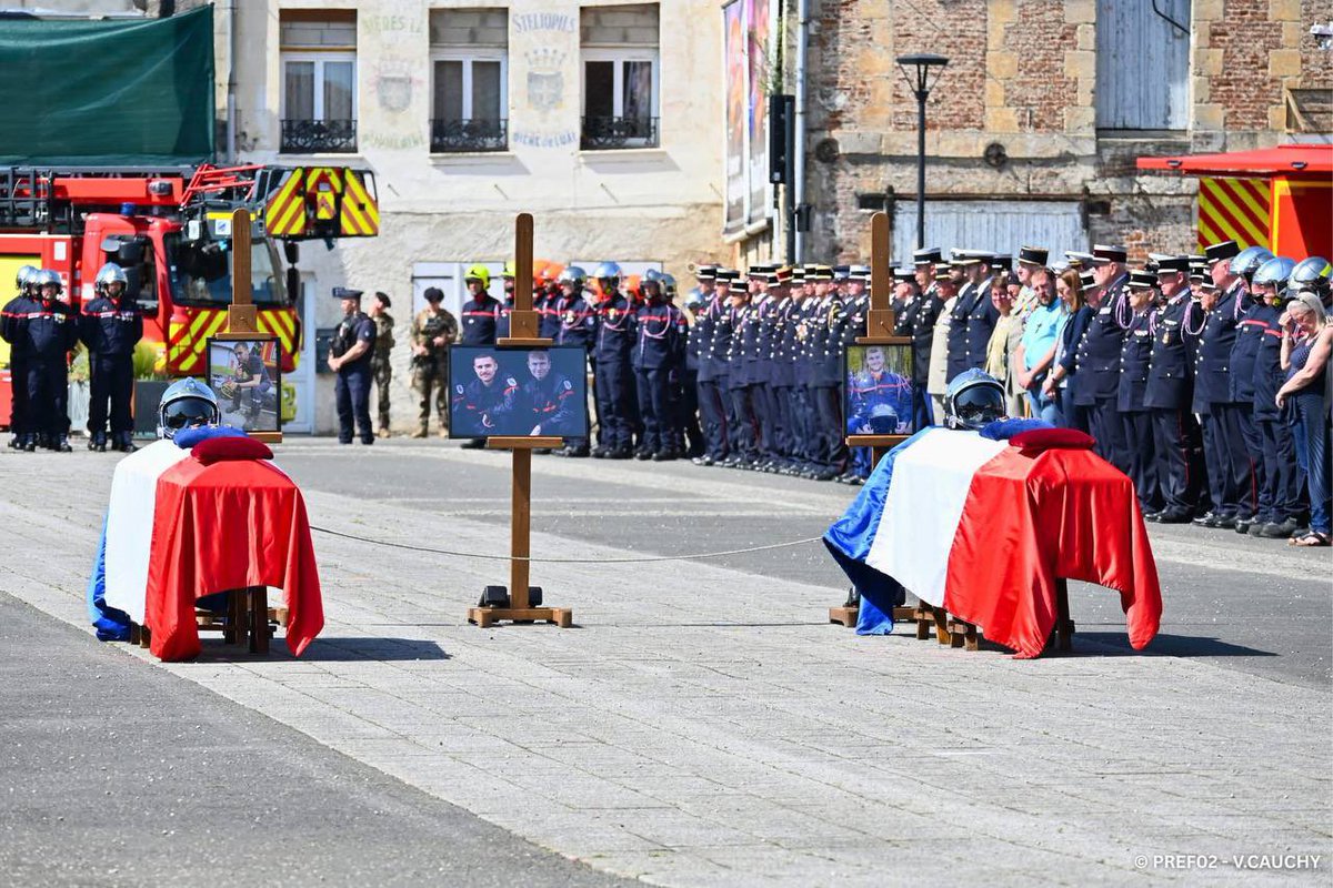 Région Hauts-de-France (@hautsdefrance) on Twitter photo #Hommage | Nous ne vous oublierons pas.
Ce matin, partout en France, les sapeurs #pompiers se sont recueillis en mémoire de Tangui et Maxime, tombés au feu.
La Région #hautsdefrance s’associe à cet hommage et adresse tout son soutien à leurs familles et aux équipes du <a href="/Sdis02/">SDIS de l'Aisne</a>. #Hommage | Nous ne vous oublierons pas.
Ce matin, partout en France, les sapeurs #pompiers se sont recueillis en mémoire de Tangui et Maxime, tombés au feu.
La Région #hautsdefrance s’associe à cet hommage et adresse tout son soutien à leurs familles et aux équipes du <a href="/Sdis02/">SDIS de l'Aisne</a>.