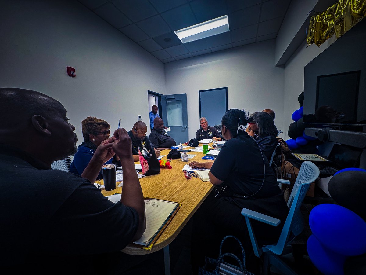 PPDInspJThomas's tweet image. Stopped by to see the @PPD14Dist Chaplains as they met to discuss meaningful ways to support and uplift our dedicated officers and support the community. Their commitment to fostering community and well-being is truly inspiring.