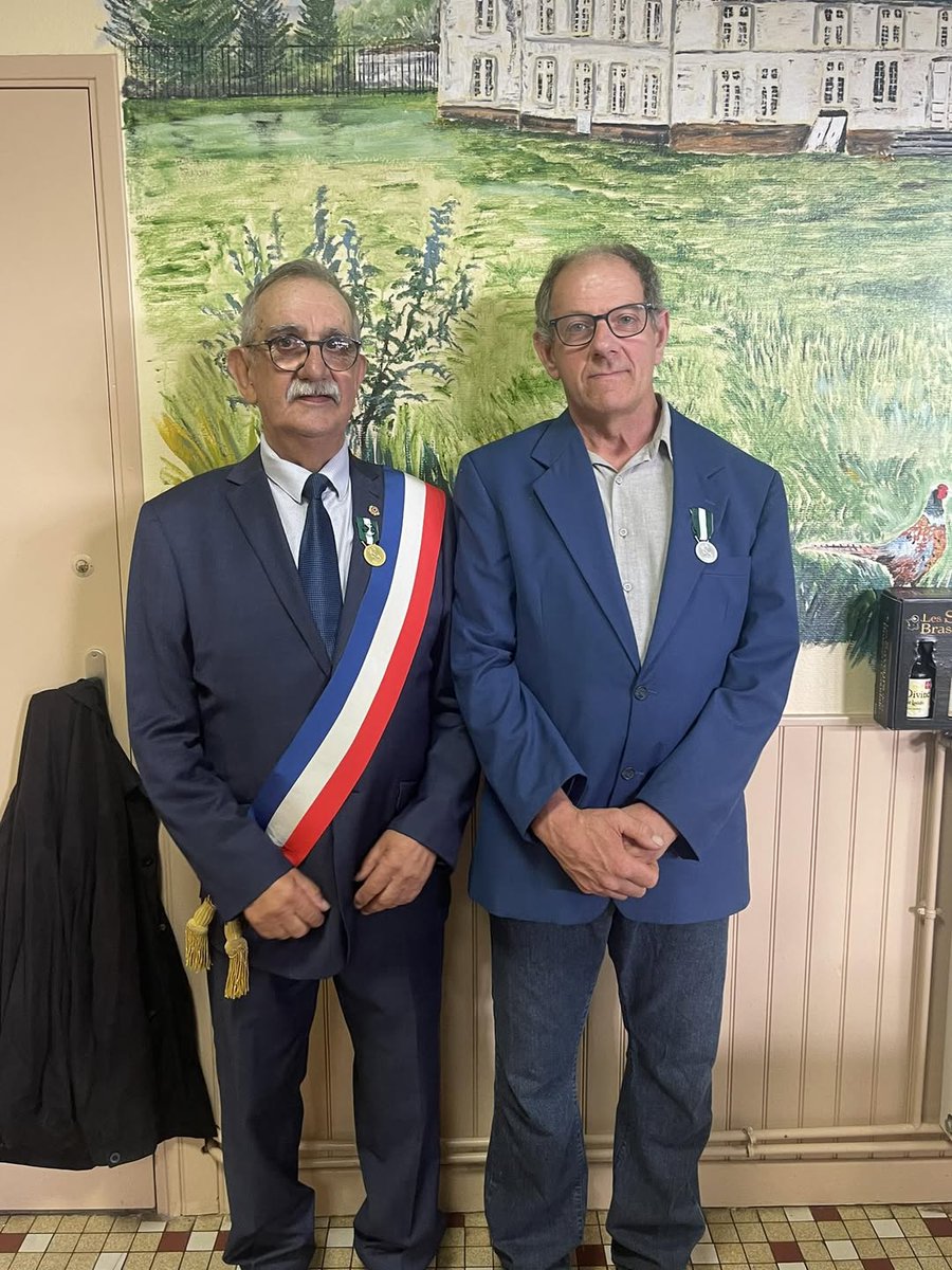Remise de la médaille d'honneur régionale, départementale et communale, au nom de M. le Préfet de la Somme, à Jean-Claude DULYS, Maire de #Francières depuis 1995 - échelon vermeil pour 30 ans de mandat, et à M. Sylvain CAUX - échelon argent pour 20 ans de mandat.
