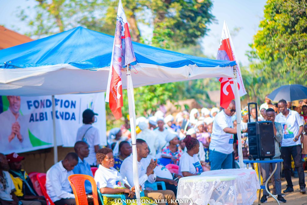 JolMongu2's tweet photo. #RDC #KongoCentral #Lemfu
Me @AlbiKonda1 porté en triomphe comme tout digne fils par la population de Lemfu.
Comme dans ses habitudes, les actes de générosité n’ont pas manqués au rendez-vous.
Bon vent à vous mwana Mwalimu @VitalKamerhe1.
@BillyKambale1 @nlandumagloire1 https://t.co/xKhxR0JWCr