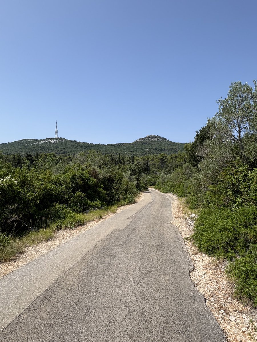 Martynrc's tweet image. A nice walk in 30c heat to fort St Michael at the top of the hill. As the Croatian hill climbing that I’ve done over the years, this one was pretty easy(apart from the last 200 metres). ⛰️ ☀️ 🇭🇷 #Ugljan #FortSaintMichael
