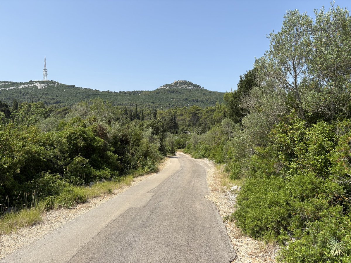 Martynrc's tweet image. A nice walk in 30c heat to fort St Michael at the top of the hill. As the Croatian hill climbing that I’ve done over the years, this one was pretty easy(apart from the last 200 metres). ⛰️ ☀️ 🇭🇷 #Ugljan #FortSaintMichael