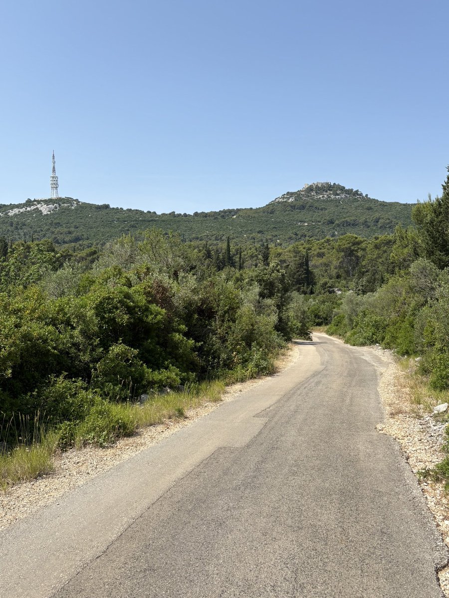 Martynrc's tweet image. A nice walk in 30c heat to fort St Michael at the top of the hill. As the Croatian hill climbing that I’ve done over the years, this one was pretty easy(apart from the last 200 metres). ⛰️ ☀️ 🇭🇷 #Ugljan #FortSaintMichael