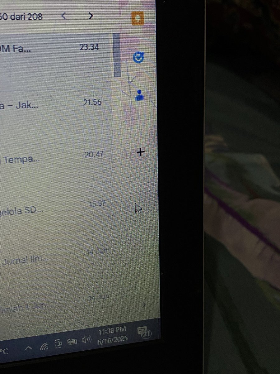 Kesibukan mbak mbak yang belum kebagian antrean KUA