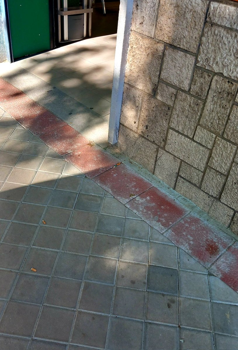 No entiendo este acabado moteado en el nuevo  pavimento enfrente del Gregorio Marañón.  <a href="/Asf_Vicalvaro/">ASFALTOS VICALVARO</a> y #OrtizConstrucciones no pasarían un control de calidad mínimamente riguroso. Por favor <a href="/JMDretiro/">JMDretiro</a> <a href="/Lineamadrid/">Línea Madrid</a> , controlan Vds. las obras finalizadas?