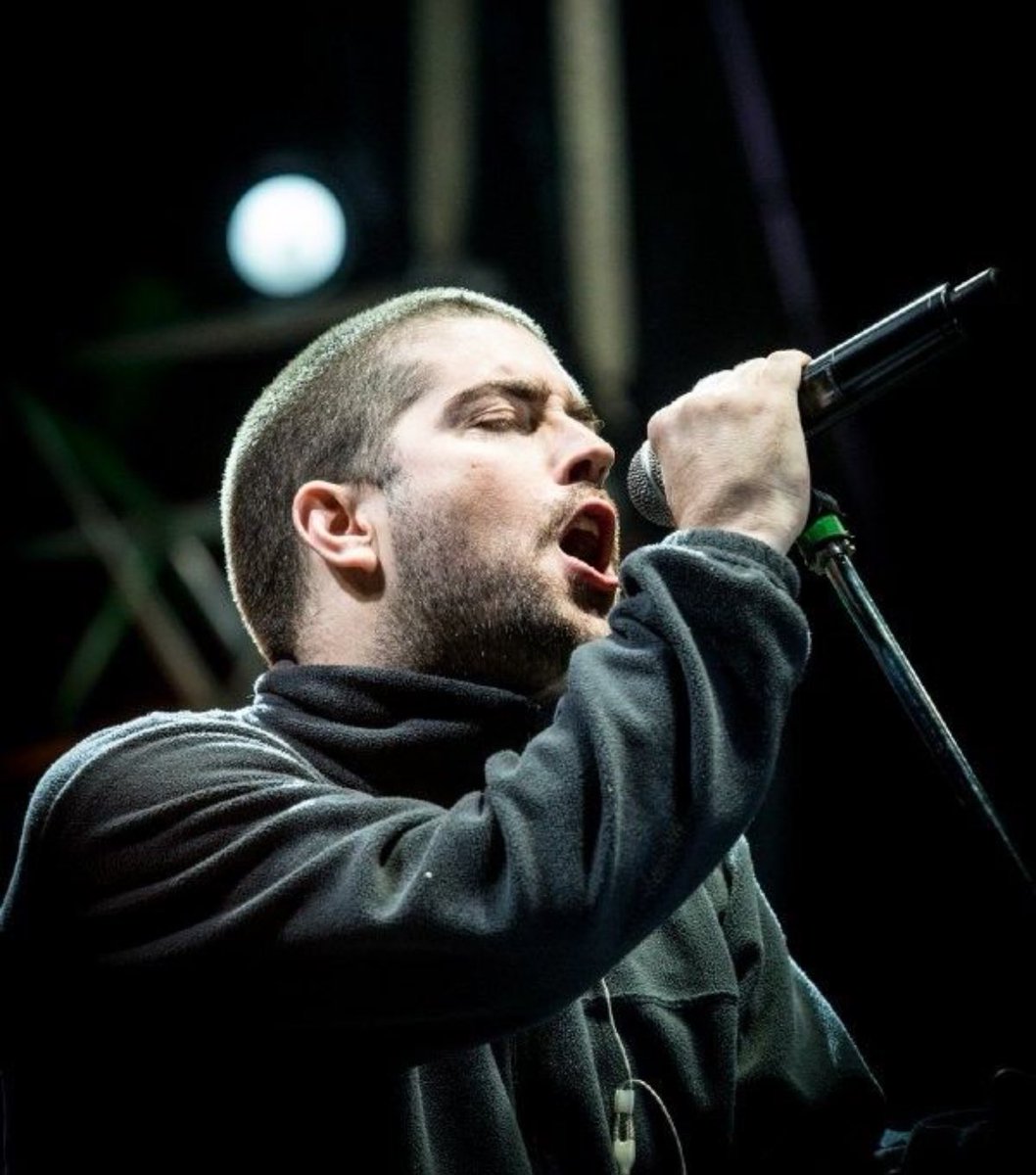 Lukbopuy's tweet photo. Ni productor ni político, cantante elegiste ser…
Feliz cumpleaños a la primer voz que escuché del rock nacional, a ese tipo que con sus letras me hipnotiz�� desde muy temprana edad y lo sigue haciendo hoy en día. Brindo por vos, Pato. https://t.co/QFsI7oefsS