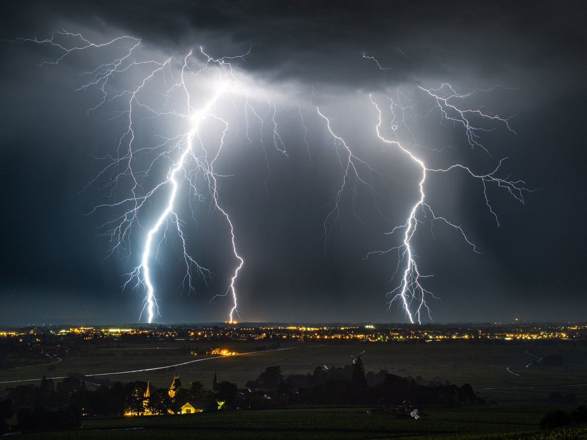 Dans la nuit de samedi à dimanche dans le  secteur de #Beaune ⚡⚡
LIEN EN BIO POUR+D'IMAGES 
#orage