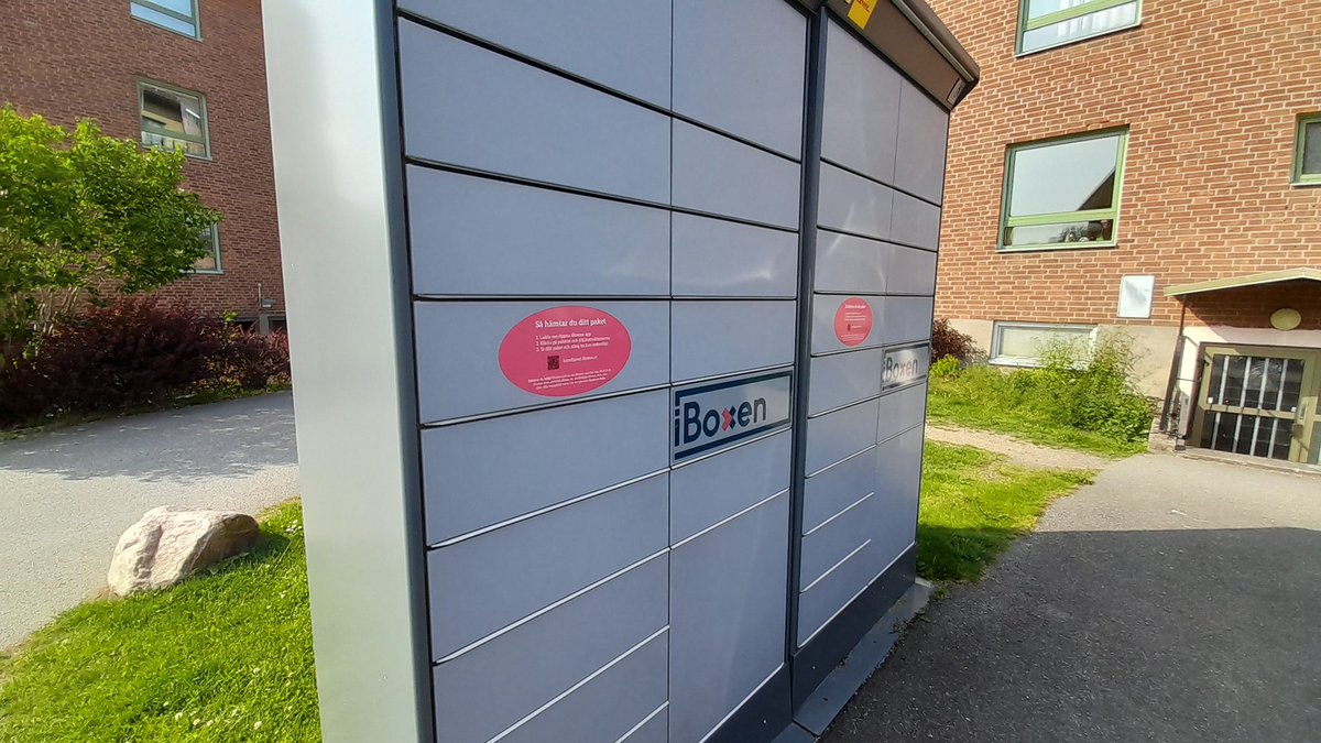 SwedishGamester's tweet image. Earlier today I recieved a #textmessage that I have a #package to collect! But instead of the usual #ServicePoint it was delivered to an outside #ParcelLocker pretty much smack middle in #TheGhetto! So I was kinda worried someone would jump me, and steal my precious new #toy! 😅