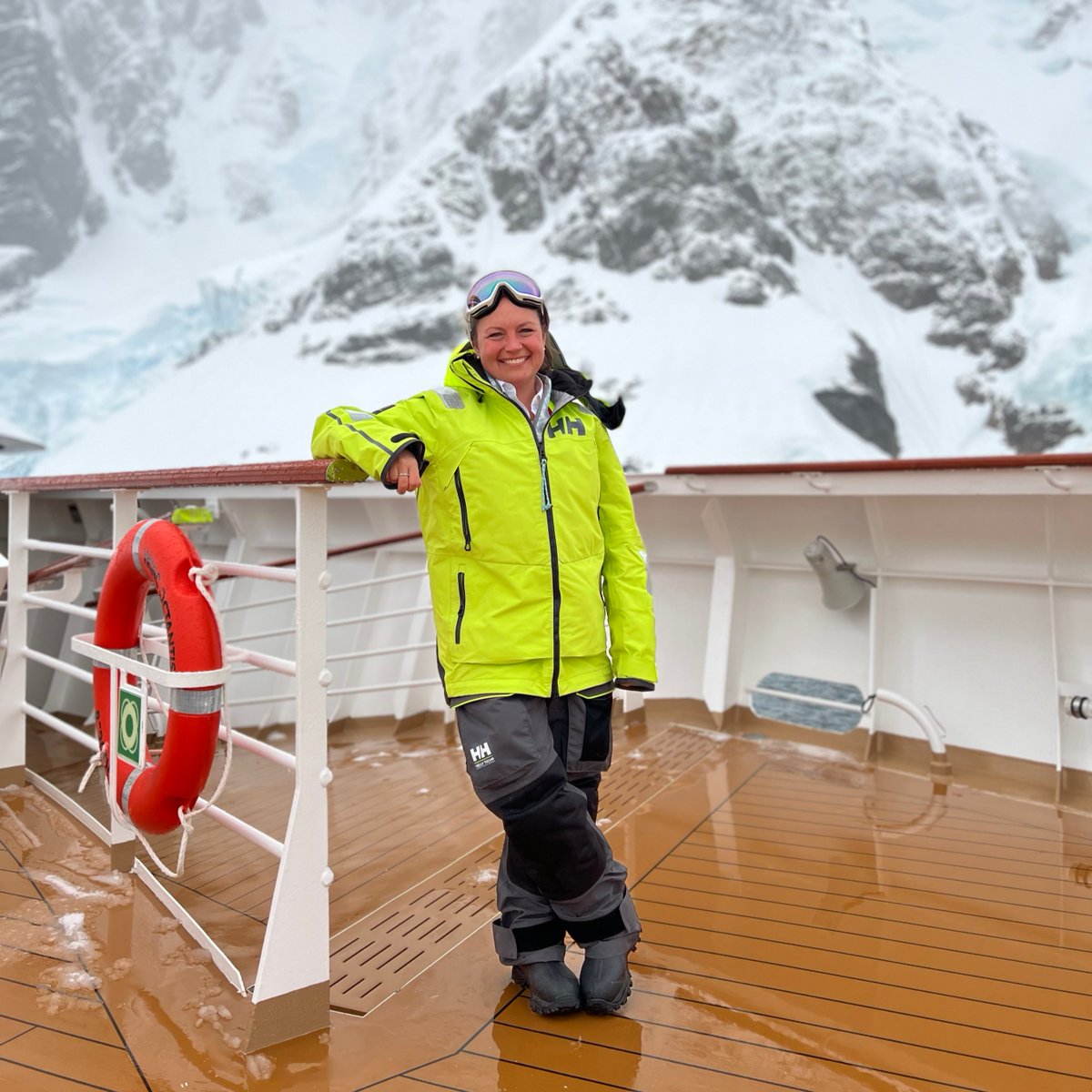 UofSC_CAS's tweet image. 3 miles of ice. 🥶
24 hours of daylight. ☀️
Silence you can't imagine. 🔇
This is the "office" of marine chemist Brandi Revels as chief scientist aboard the expedition ship Viking Polaris. @SEOE_USC
Read more: bit.ly/4kHaKk6