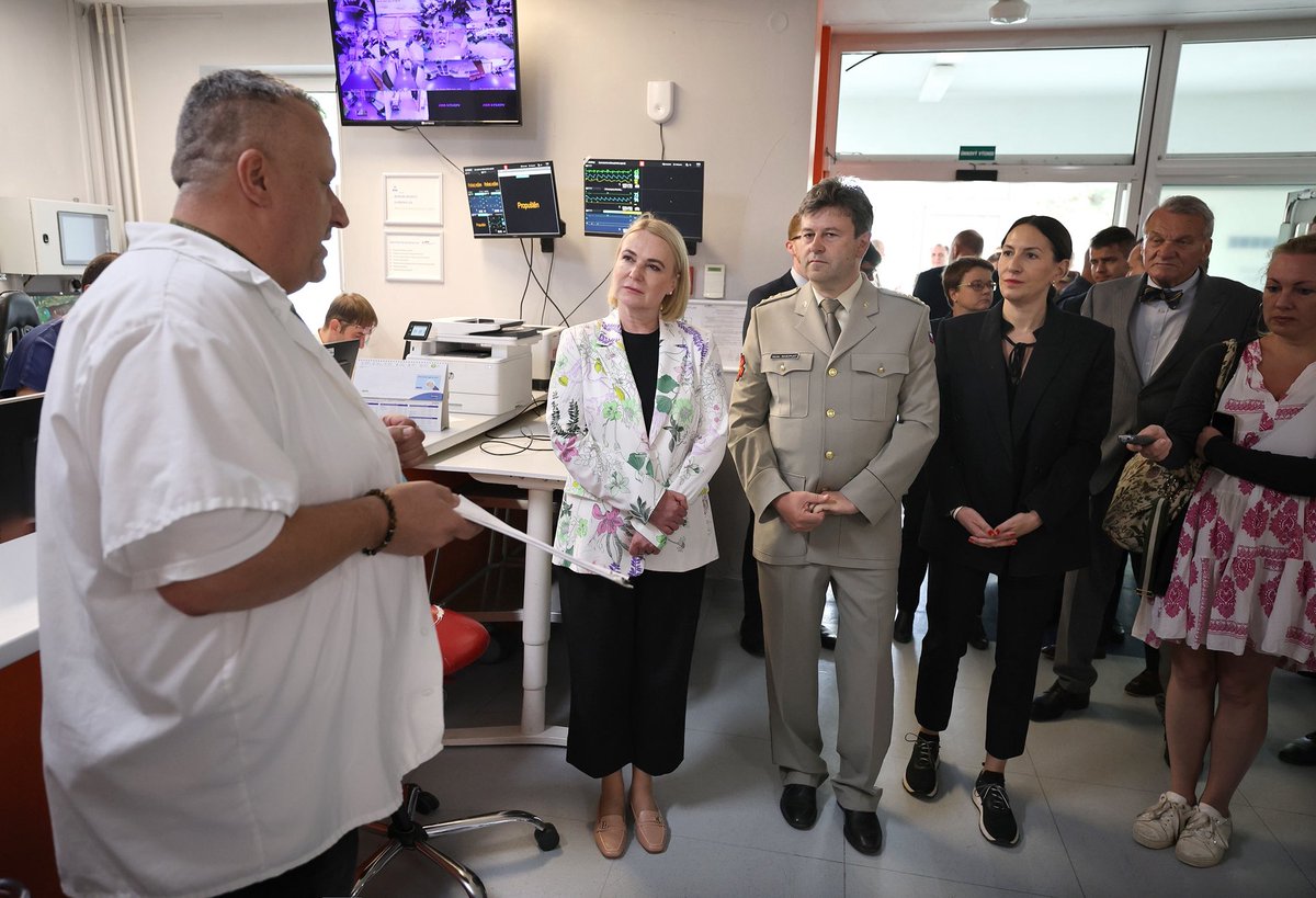 Ministerstvo obrany (@obranatweetuje) on Twitter photo Zdravotnická záchranná služba hlavního města Prahy má novou výjezdovou základnu. V areálu ÚVN na Praze 6 ji dnes otevřeli ministryně obrany <a href="/jana_cernochova/">Jana Černochová</a> společně s pražským primátorem <a href="/Svoboda_Slavek/">Bohuslav Svoboda, primátor hl. m. Prahy</a> a řediteli <a href="/uvn_praha/">ÚVN Praha</a> plk. gšt. Václavem Masopustem a <a href="/zzshmp/">ZZS HMP</a> Petrem Zdravotnická záchranná služba hlavního města Prahy má novou výjezdovou základnu. V areálu ÚVN na Praze 6 ji dnes otevřeli ministryně obrany <a href="/jana_cernochova/">Jana Černochová</a> společně s pražským primátorem <a href="/Svoboda_Slavek/">Bohuslav Svoboda, primátor hl. m. Prahy</a> a řediteli <a href="/uvn_praha/">ÚVN Praha</a> plk. gšt. Václavem Masopustem a <a href="/zzshmp/">ZZS HMP</a> Petrem
