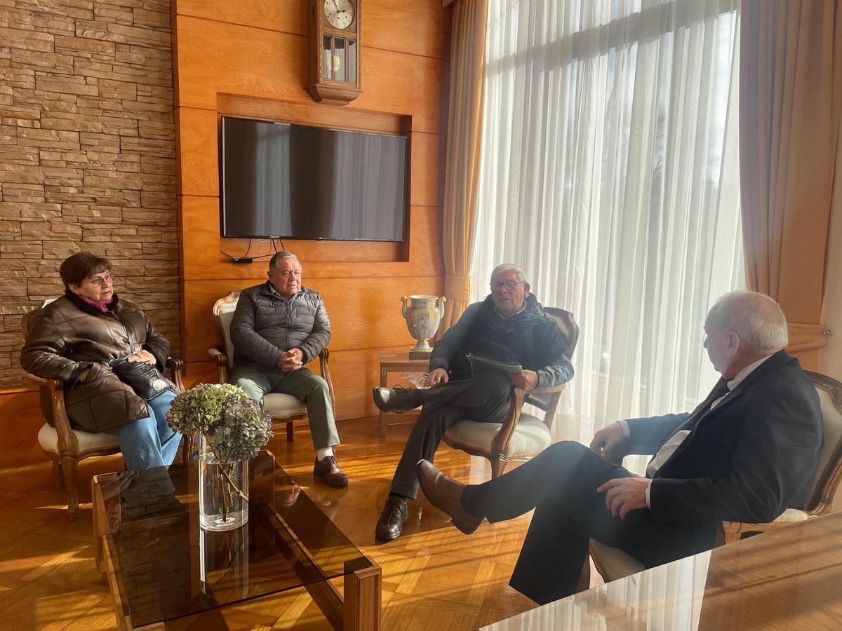 muni_osorno's tweet photo. El alcalde Jaime Bertin, recibió el saludo protocolar de dirigentes del Club de Adultos Mayores  integrado por ex funcionarios municipales, instancia en la que dieron a conocer al jefe comunal el trabajo que están realizando en beneficio de sus asociados. https://t.co/v5gv8IAoI6