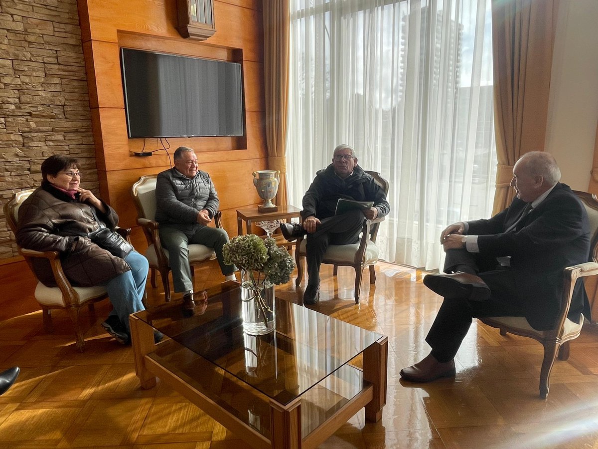 muni_osorno's tweet photo. El alcalde Jaime Bertin, recibió el saludo protocolar de dirigentes del Club de Adultos Mayores  integrado por ex funcionarios municipales, instancia en la que dieron a conocer al jefe comunal el trabajo que están realizando en beneficio de sus asociados. https://t.co/v5gv8IAoI6