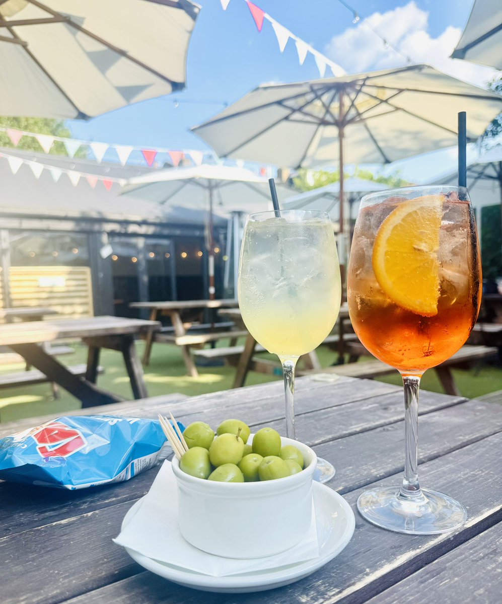 Sunny spritz in the beer garden 🌞 we’ve also got free pool this evening until 11pm!