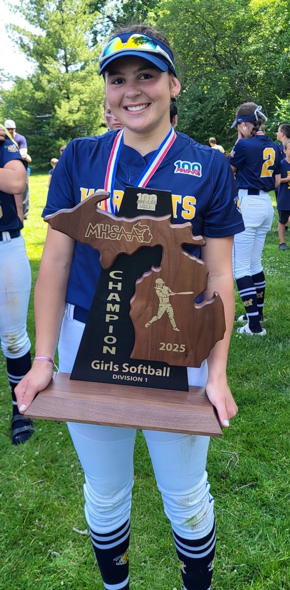 Playing 🏆🥎alongside this amazing team was a true honor! 
This year's focus was capitalizing on opportunities - BA .433 (2nd), OBP .575 (2nd), AB per HR 10 (1st).✔️
🐝📓
Grade BA   OBP
9th     .389  .500
10th    ✂️
11th    .500 .607
Career .446  .564

☀️= 💣 w/Finesse Clemons!