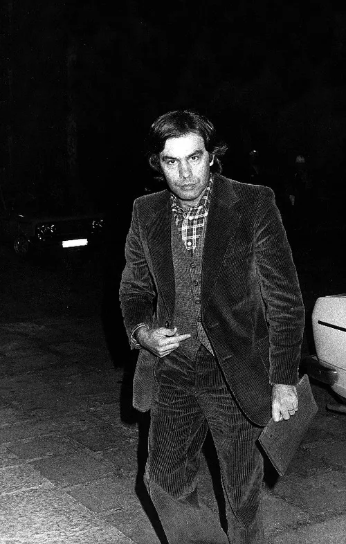 ALGO YA VISTO Y OÍDO

El final del “sanchismo” —porque esto tiene que ser el final, ¿verdad?— huele a naftalina política. Un déjà vu con aroma a corrupción añeja y promesas incumplidas. Nos suena, nos resulta familiar… como cuando en los 90 desayunábamos escándalos todos los